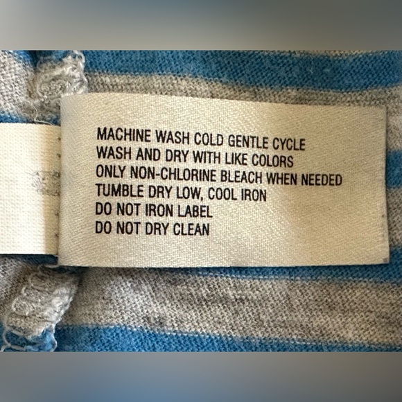 GAP Essential V-Neck Tee Women’s XS Blue Gray Striped Short Sleeve Cotton - Picture 2 of 5